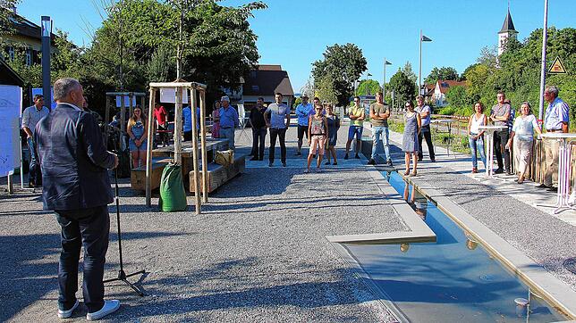 Ein besonderes Element des neuen Dorfplatzes in Stahringen ist ein Brunnen mit Wasserlauf. Hier hält Oberbürgermeister Martin Staab ...
