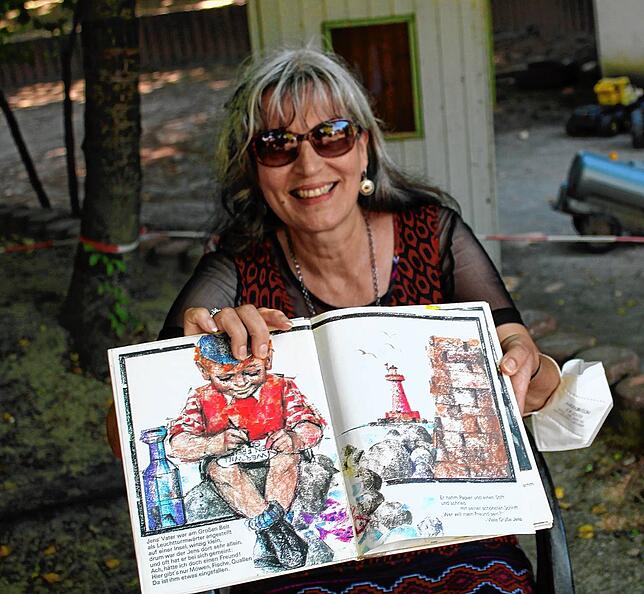 Erzieherin Heidemarie Ak mit dem Buch zum Thema „Kinder aus aller Welt, wir suchen Freunde“.