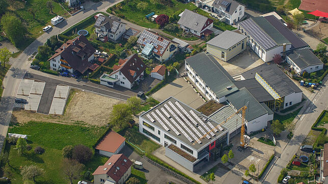 Im Anbau der Sernatingen-Schule (Solardach) in Ludwigshafen kommt übergangsweise der Kindergarten unter. Zwischen den Gebäuden beim Kran ...