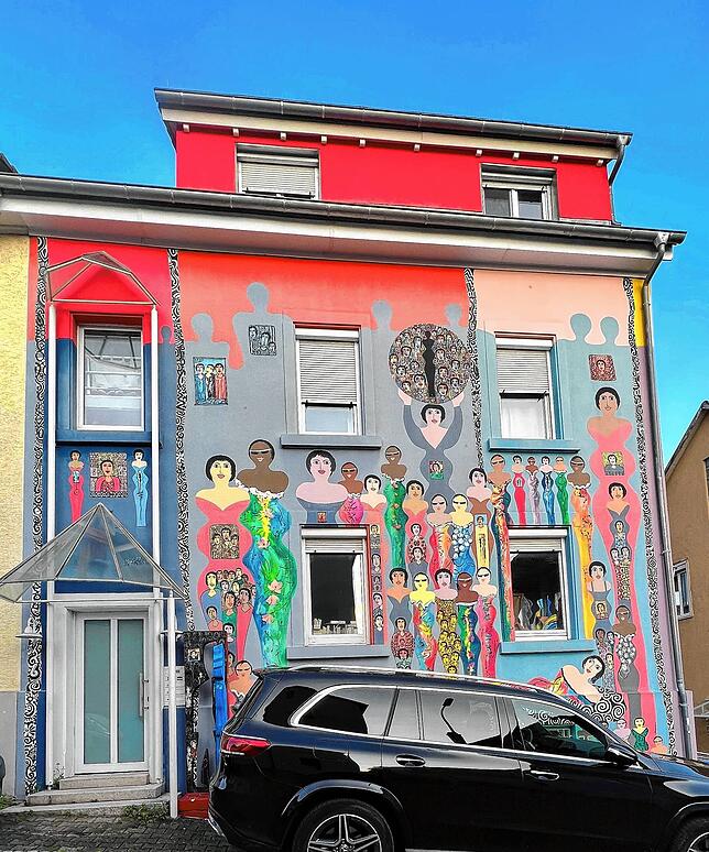 Wo steht dieses Haus? Und wie heißen die Figuren, die es auch mehrfach in Konstanz in Seenähe zu bestaunen gibt?