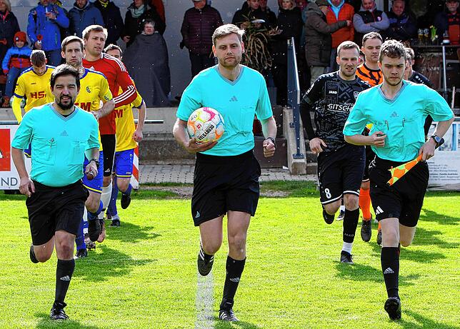 Bild 1: Die besten Bilder vom rassigen Linzgauderby zwischen SpVgg F.A.L und SV Denkingen