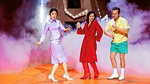 Frau Knoop (Kotbong Yang), Nina (Sophie Rois, hinten) und Dr. Albright (Trystan Pütter).