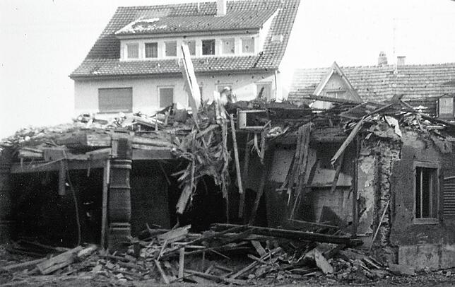 Im November 1972 wurde das alte Kaufhaus abgerissen. In den Trümmern steht links eine der vier eichernen Stützsäulen.