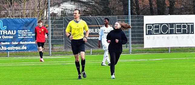 Bild 24: Wir haben Samira Imeri und Aila Ljaci vom FSV Rheinfelden  beim Schiedsrichter-Praktikum begleitet