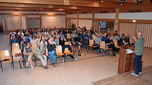 Etwa 100 Personen besuchten am Samstag in Willaringen die Informationsveranstaltung der Bürgerinitiative „Windkraft und ...