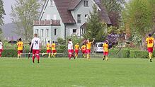 Die Spieler von CFE Independiente Singen feiern den 1:0-Führungstreffer.