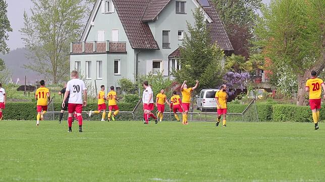 Die Spieler von CFE Independiente Singen feiern den 1:0-Führungstreffer.