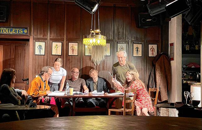 Wie bringt man die Ritter der Artusrunde an den runden Tisch? Das Färbe-Ensemble berät sich (v.l.): Elmar F. Kühling, Bianca Waechter, ...