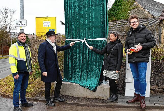 Feierlich enthüllen Markus Maurer (Technische Dienste), Bürgermeister Rainer Stolz, Kulturamtsleiterin Corinna Bruggaier und Manuel ...