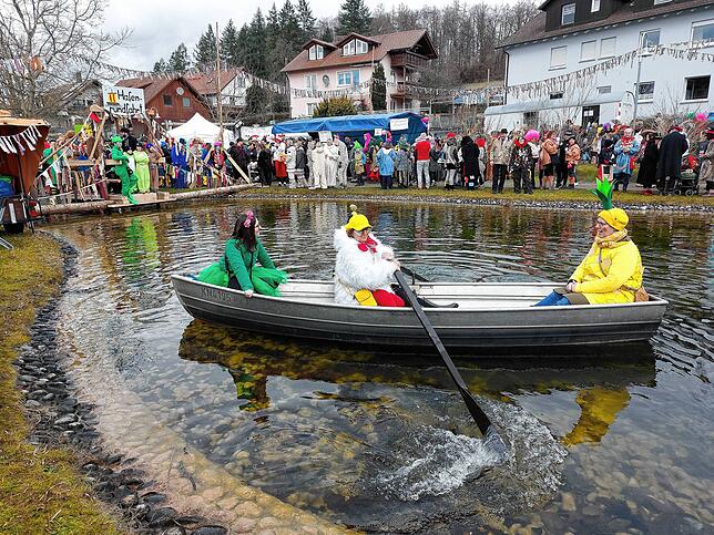 Auch bei der Hafenrundfahrt auf dem Dorfweiher machen viele mit.