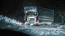 Titisee-Neustadt: Ein Lkw steht schräg im Schnee auf der L172.