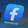 Auf dem Bildschirm eines Smartphones ist die Facebook-App zu sehen (Symbolbild). Eine 63-Jährige Frau musste sich aufgrund eines ...