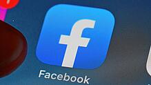 Auf dem Bildschirm eines Smartphones ist die Facebook-App zu sehen (Symbolbild). Eine 63-Jährige Frau musste sich aufgrund eines ...