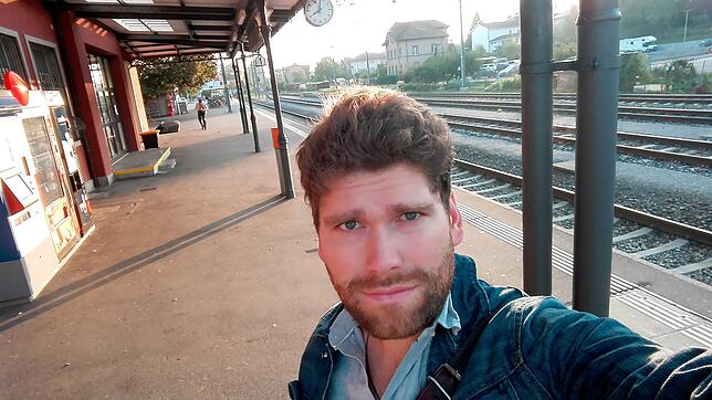 SÜDKURIER-Volontär Lukas Reinhardt muss am Bahnhof Laufenburg, Schweiz, warten, weil er den Zug der SBB wegen einer Verspätung der ...