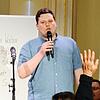 Der Schwenninger Poetry-Slammer Elias Raatz gehört zu einer jungen Literatenszene. Ihre Mitglieder tragen wie hier im Museum Art-Plus ...
