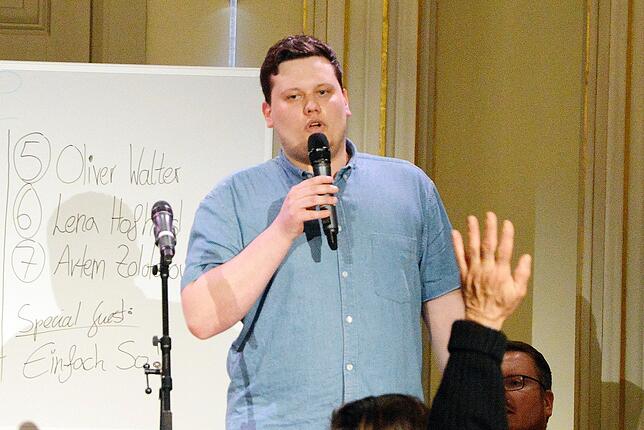Der Schwenninger Poetry-Slammer Elias Raatz gehört zu einer jungen Literatenszene. Ihre Mitglieder tragen wie hier im Museum Art-Plus ...