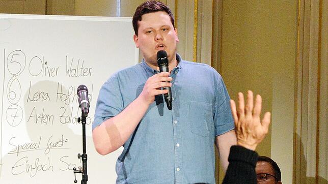 Der Schwenninger Poetry-Slammer Elias Raatz gehört zu einer jungen Literatenszene. Ihre Mitglieder tragen wie hier im Museum Art-Plus ...