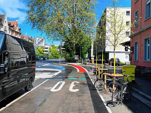 Folge der Baumpflanzungen (rechts) in der Mainaustraße: Auch hier wird es eng.
