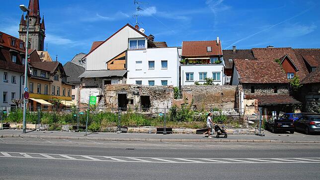 Der Willkommensgruß für Reisende auf dem Busbahnhof: Wo früher das Hotel Viktoria stand, gähnt jetzt eine Baulücke. Das entspricht nicht ...