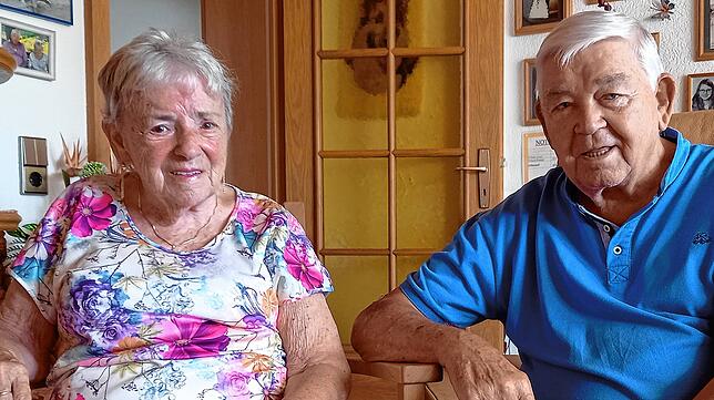 Gertrud und Helmut Krause im August 2023 daheim in Hochsal in ihrem Wohnzimmer. Die beiden sind seit über 63 Jahren verheiratet, vor 33 ...