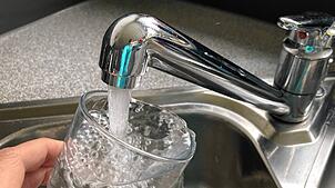 Mit einem durchschnittlichen Wasserinhalt von rund 50 Milliarden Kubikmetern stellt der Bodensee eine der größten Trinkwasserreserven ...