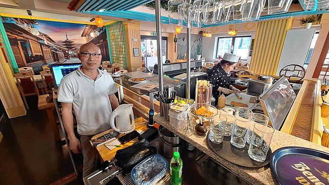Ngo Quang (links) Ha Huong im Bodaiko. Die Chefköchin steht in der offenen Sushi-Küche – ihrem Reich, in dem die Gäste ihr beim ...