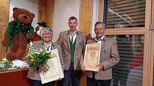 Der Vorsitzende des Musikvereins Alpenblick Willaringen Holger Albiez (Mitte) ehrte im Rahmen des Jahreskonzerts Gisela Klein und Franz ...