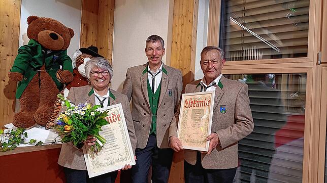 Der Vorsitzende des Musikvereins Alpenblick Willaringen Holger Albiez (Mitte) ehrte im Rahmen des Jahreskonzerts Gisela Klein und Franz ...