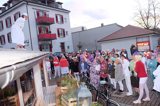 Vor der Renkerbrücke herrscht heitere Stimmung: Elke Renker treibt die Gäste vom Dach aus an.