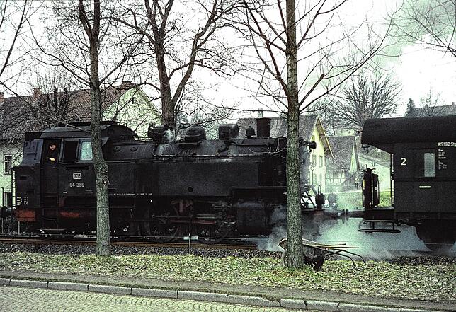 1958 Nostalgie pur: Noch bis in die 50er-Jahre gehörten Dampflokomotiven zum Stadtbild.