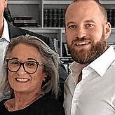 Gründerwitwe Gerda Hymer und und Sohn Christian Hymer auf einem Bild aus dem Jahr 2018, als der Verkauf der Erwin Hymer Group bekannt wurde.