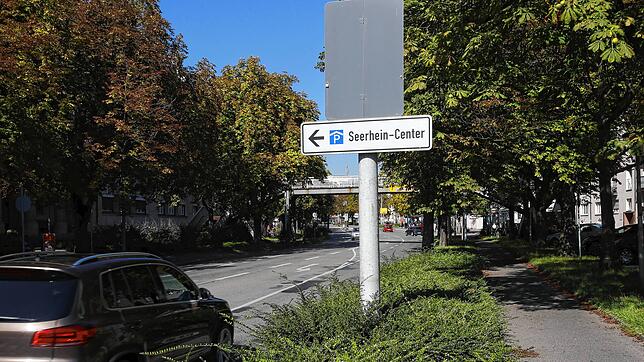 Was hat es mit diesem grauen Schild (Bildmitte oben) am Zähringerplatz auf sich? Noch nicht viel, aber ab Montag, 11. September, sollten ...