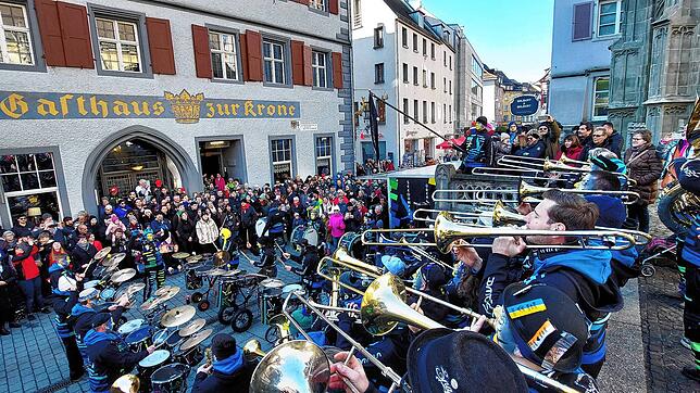Die Seegumper aus Überlingen haben auf der Münstertreppe ein vielumjubeltes, zweiteiliges Benefizkonzert für die Aktion &bdquo;Narr mit ...