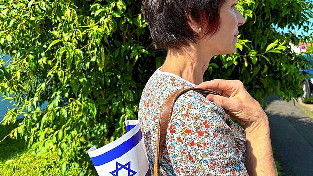 Susanne Knötschke will mit ihrem Israel-Fähnchen am Rucksack ein Zeichen setzen. Doch dies brachte sie jetzt in eine mehr als ...