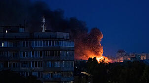 Ein Feuer ist nach einem russischen Angriff auf Kiew zu sehen.