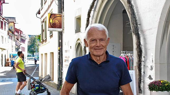 Manfred Ernst ist seit mehr als 20 Jahren ehrenamtlich in der Beratung tätig. In seinem Ruhestand ist er immer noch an die 40 Stunden ...