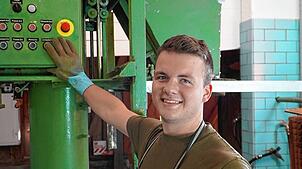 Hannes Furtwängler (25) an der Packpresse der Mosterei Beuren am Ried. Foto: Zeller