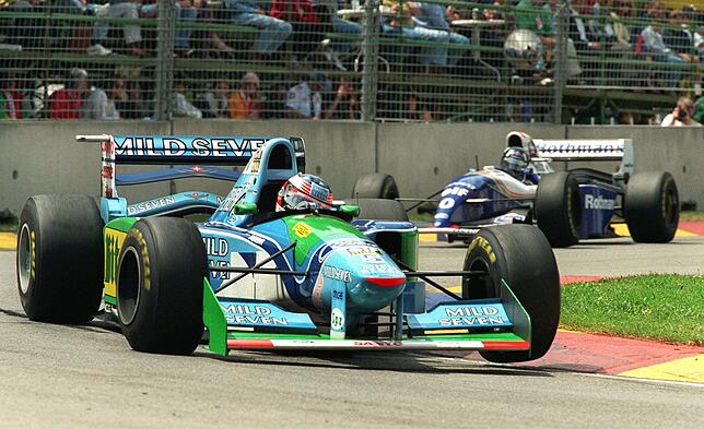 Beim Saisonfinale der Formel 1 im australischen Adelaide 1994 lieferten sich die beiden Titelanwärter Michael Schumacher (vorn) und ...