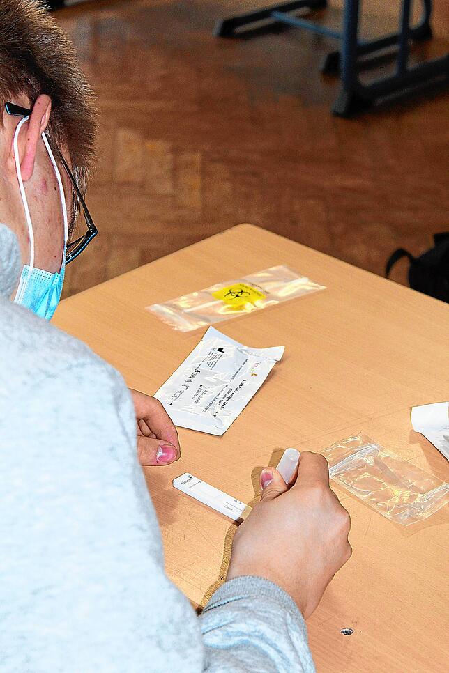 Schritt für Schritt führen die Schüler den Test durch.