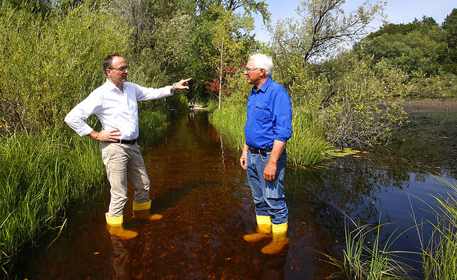 Vor-Ort-Termin im August 2021: Der Weg, der den Dingelsdorfer Weiher quasi zweiteilt, stand vielfach unter Wasser. Oberbürgermeister Uli ...