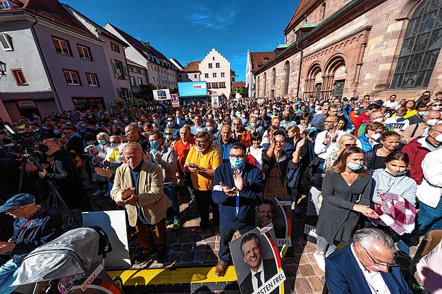 Der Blick von der Bühne auf den gut gefüllten Villinger Münsterplatz. Etwa 500 Leute waren dort, schätzte die Polizei.