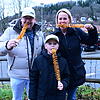 Von dem gesamten Ambiente sind Rob, Bryan und Anita Mol aus Holland begeistert. Da schmeckt die Spiralkartoffel (Stückpreis fünf Euro) ...