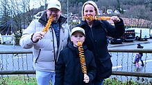 Von dem gesamten Ambiente sind Rob, Bryan und Anita Mol aus Holland begeistert. Da schmeckt die Spiralkartoffel (Stückpreis fünf Euro) ...