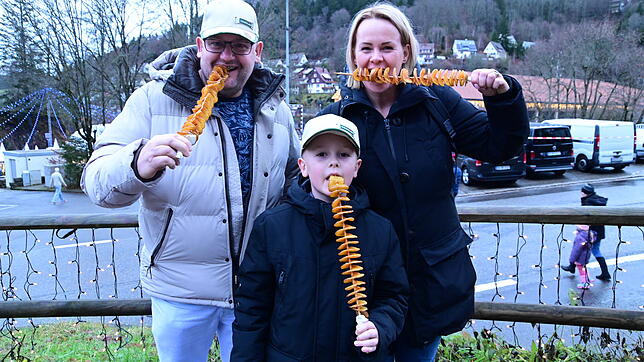Von dem gesamten Ambiente sind Rob, Bryan und Anita Mol aus Holland begeistert. Da schmeckt die Spiralkartoffel (Stückpreis fünf Euro) ...