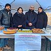 Miroz Akdeniz, Media Arisan, Salman Akdeniz und Asya Akdeniz (von links) wollen mit ihrem Verkaufsstand Geld sammeln, um direkt vor Ort ...