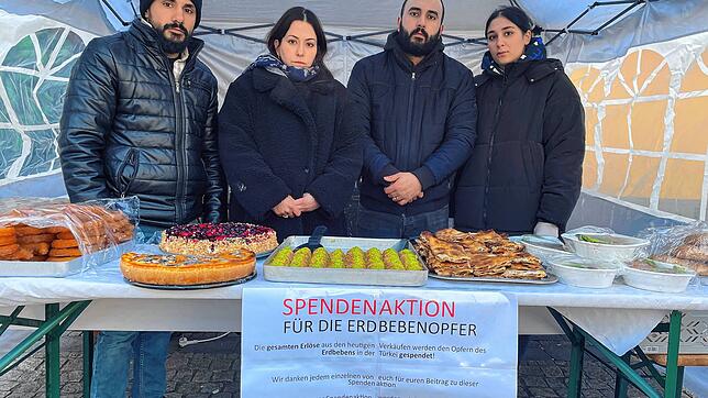 Miroz Akdeniz, Media Arisan, Salman Akdeniz und Asya Akdeniz (von links) wollen mit ihrem Verkaufsstand Geld sammeln, um direkt vor Ort ...