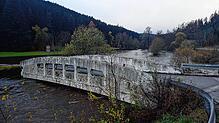 Das Hochwasser der Breg rauscht im November 2023 unter der Brücke im Zindelstein auf den Wolterdinger Hochwasserdamm zu. Beginnende ...