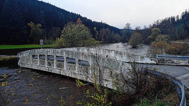 Das Hochwasser der Breg rauscht im November 2023 unter der Brücke im Zindelstein auf den Wolterdinger Hochwasserdamm zu. Beginnende ...