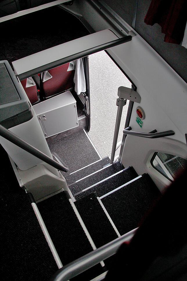 Diese Wendeltreppe hinten verbindet den oberen mit dem unteren Stockwerk und dient als zweiter Ein- und Ausstieg.