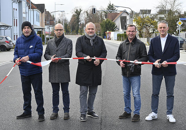 Die Konstanzer Straße ist offiziell fertig: OB Martin Staab (Mitte) duchtrennt zusammen mit den Gemeinderäten Richard Atkinson (links) ...